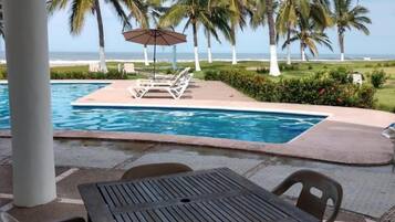 Una piscina al aire libre