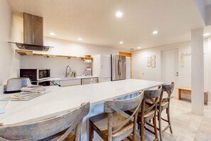 Kjøleskap, mikrobølgeovn, ovn og kokeplater