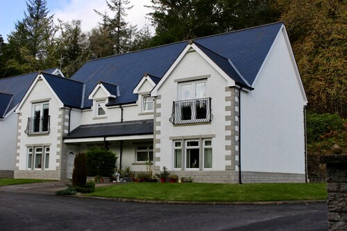 Pine View, Invergarry Beautifully presented property opposite the river