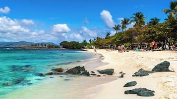 En la playa, camastros y toallas de playa