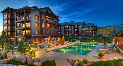 Upscale studio w/ private balcony & shared pool, hot tubs, gym & more