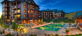 Upscale studio w/ private balcony & shared pool, hot tubs, gym & more