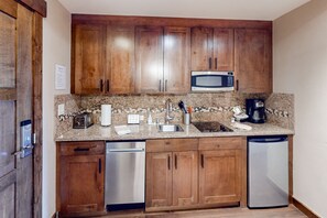 Mikroaaltouuni, liesi, astianpesukone, kahvin-/teenkeitin