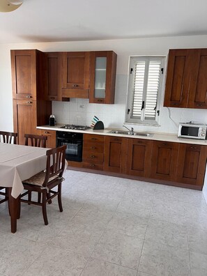 Køleskab, mikrobølgeovn, ovn, kogeplade