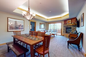 Fernseher, Kamin, DVD-Player