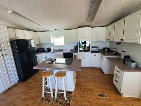 Fridge, microwave, oven, stovetop. Quiet country living only minutes from town & golf.