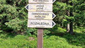 Un panneau indicateur directionnel avec de nombreuses flèches pointant vers différentes destinations.