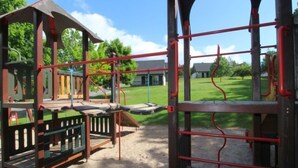 Une aire de jeux dotée d’une structure d’escalade et d’un espace de repos abrité.