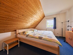 3 bedrooms, desk, Internet