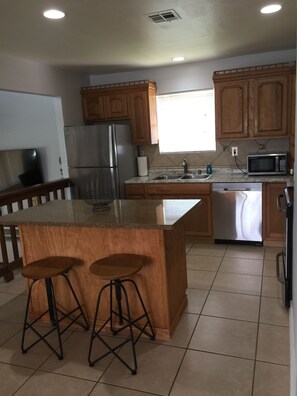 Fridge, microwave, oven, stovetop - Noble House on Lake LBJ (Kingsland)