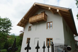 Exterior - Charming Apartment “Holunder” with Mountain View, Wi-Fi, Balcony & Garden (Bad Tölz)