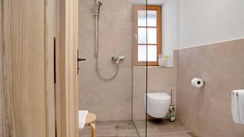 Dusche, Haartrockner, Handtücher