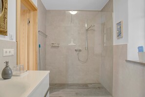 Douche, sèche-cheveux, serviettes fournies