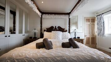 2 bedrooms, travel crib, internet