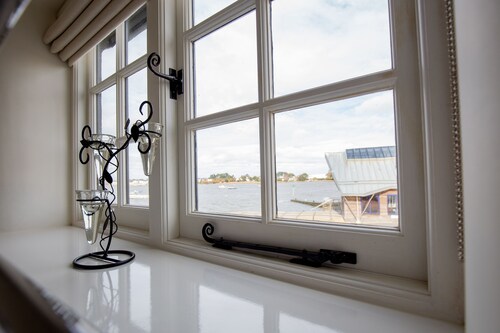 'The Old Customs House', character cottage on Mudeford Quay