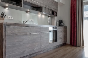 Fridge, oven, stovetop, dishwasher