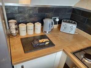 Fridge, microwave, oven, stovetop - Waterfront Apartment In The Heart Of St Neots (Saint Neots)