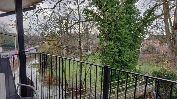 Property grounds - 2 Bedroom Riverside Duplex Apartment St Neots Marina area (Saint Neots)