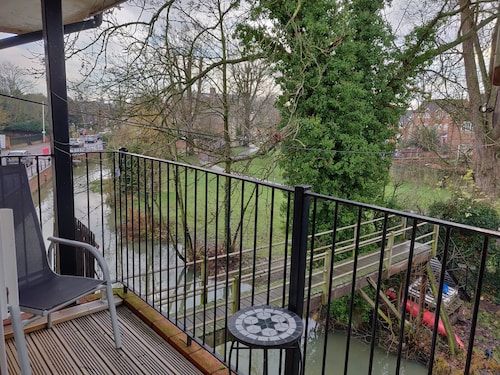 Marina View Duplex Apt  2 BR  Parking  St Neots Town Centre