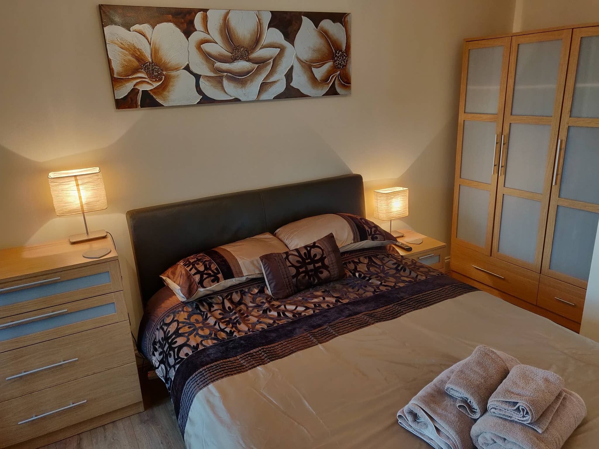 2 bedrooms, iron/ironing board, Internet, bed sheets
