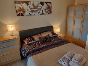 2 bedrooms, iron/ironing board, Internet, bed sheets