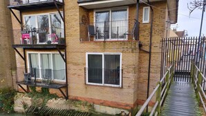Exterior - 2 Bedroom Riverside Duplex Apartment St Neots Marina area (Saint Neots)