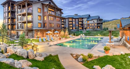 Exquisite upscale studio w/private balcony, gondola access, shared hot tubs/pool