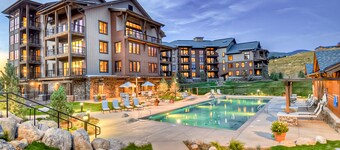 Exquisite upscale studio w/private balcony, gondola access, shared hot tubs/pool