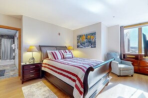 2 bedrooms, desk, iron/ironing board, free Internet