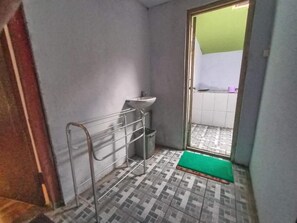 Studio | Kamar mandi | Shower, handuk, sabun, dan sampo