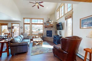 Fernseher, Kamin, DVD-Player