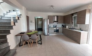 Kühlschrank, Herdplatte, Wasserkocher mit Kaffee-/Teezubehör, Toaster