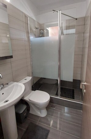 Dusche, Haartrockner, Handtücher, Toilettenpapier