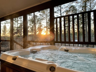 Romantic farmhouse cabin🌲Large mural🌲Huge swaying pines🌲King bed🌲 HOT TUB