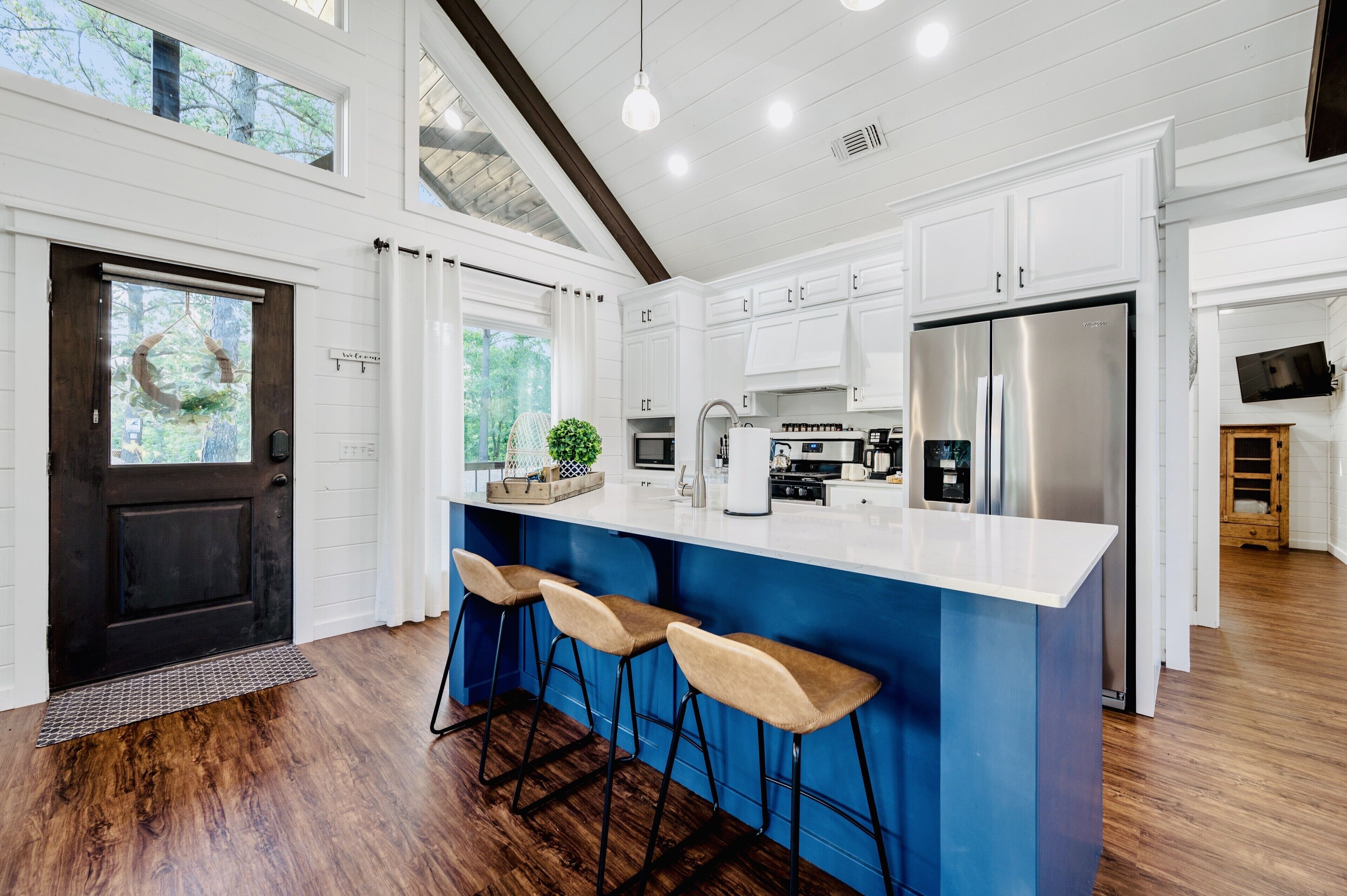 冷蔵庫、電子レンジ、オーブン、コンロ