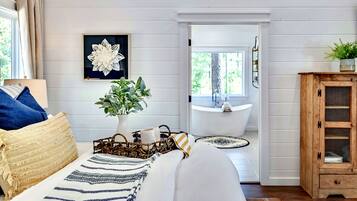 1 室のベッドルーム、低反発ベッド、アイロン / アイロン台、WiFi (無料)