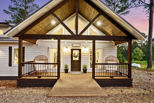 Rated one of the Top 18 Luxury Cabins🌲Romantic farmhouse cabin🌲HOT TUB🌲Mural🌲