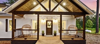 Rated one of the Top 18 Luxury Cabins🌲Romantic farmhouse cabin🌲HOT TUB🌲Mural🌲