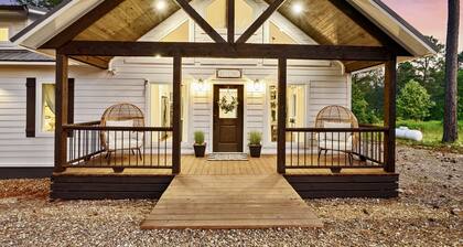 Rated one of the Top 18 Luxury Cabins🌲Romantic farmhouse cabin🌲HOT TUB🌲Mural🌲