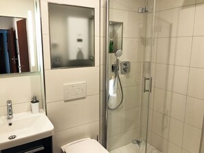 Regadera, secadora de cabello, batas, toallas 