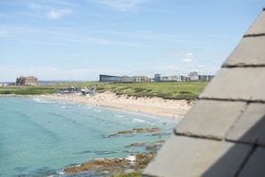 On the beach - The Penthouse Fistral Beach - an apartment overlooking Fistral Beach sleeping six (Newquay)