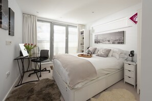 3 bedrooms, desk, iron/ironing board, Internet