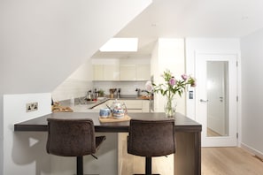 Coffee/tea maker, fridge, microwave, oven - The Penthouse Fistral Beach - an apartment overlooking Fistral Beach sleeping six (Newquay)