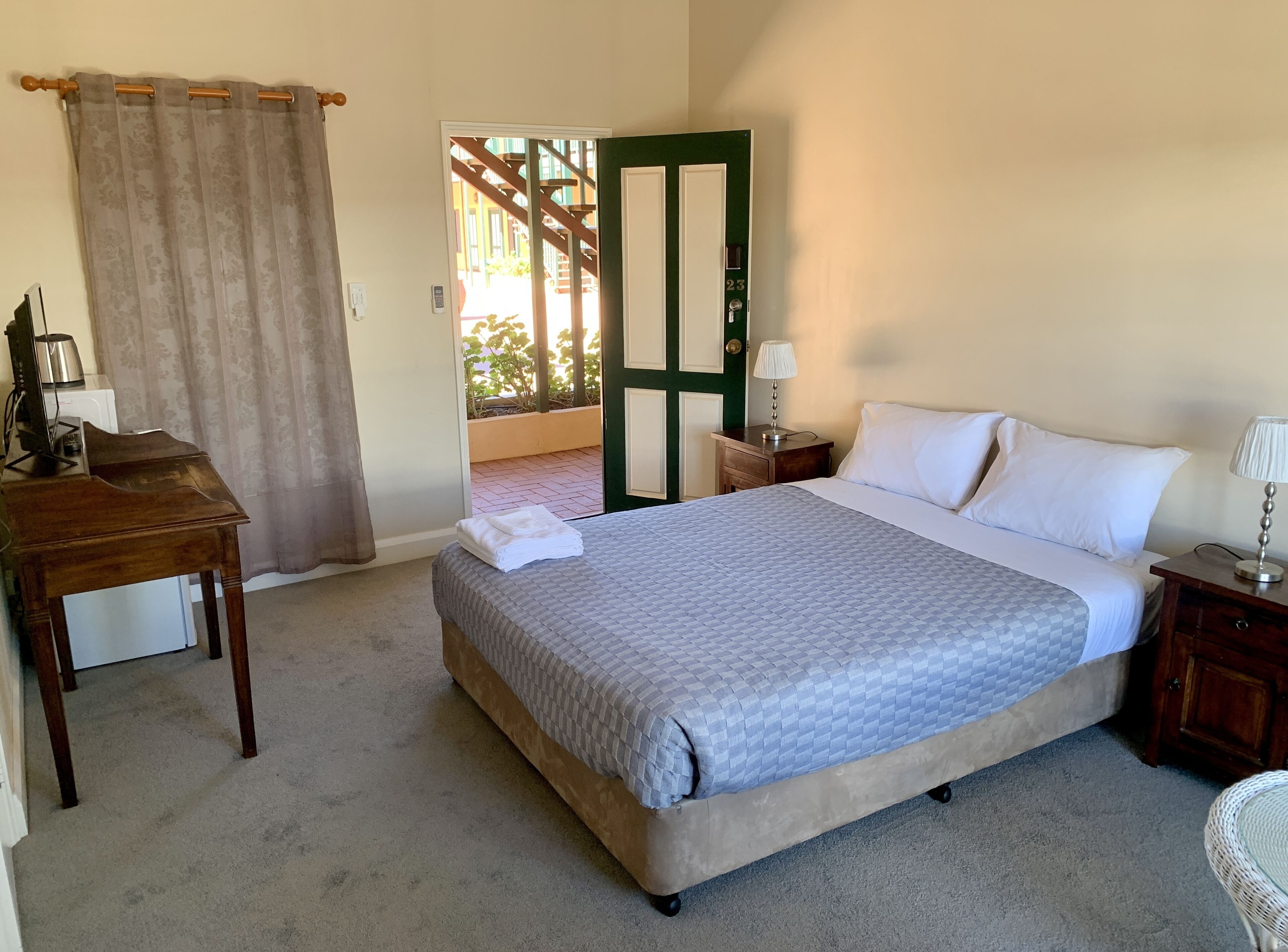 Superior Queen Room Ground Floor | Minibar, bed sheets