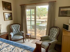 Habitación Deluxe doble | Sala de estar | Televisión de pantalla plana de 32 pulgadas con canales digitales