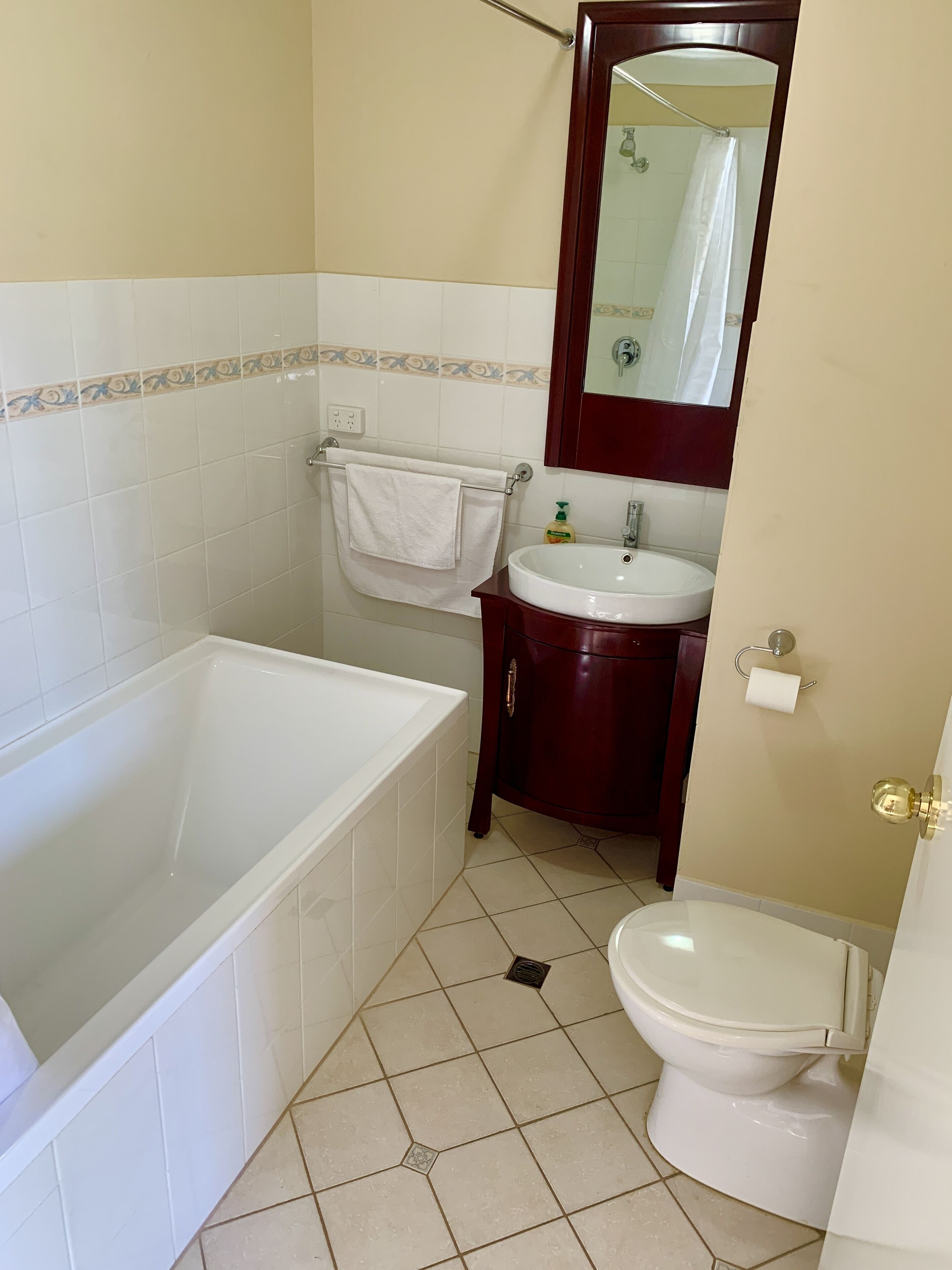 Standard Queen Room First Floor | Bathroom | Free toiletries, hair dryer, towels, soap