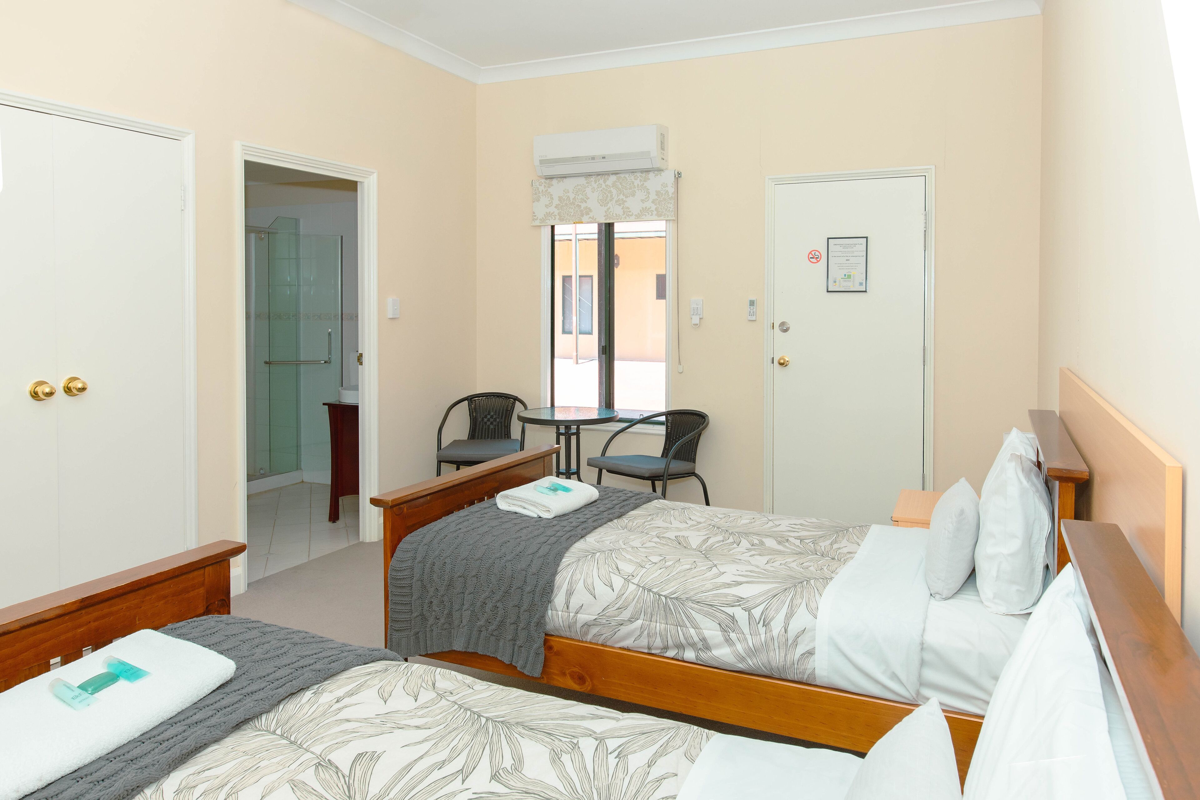 Family Room | Minibar, bed sheets