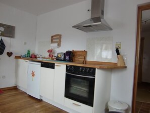 Kühlschrank, Mikrowelle, Herdplatte, Geschirrspüler
