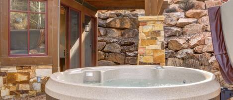 Outdoor spa tub