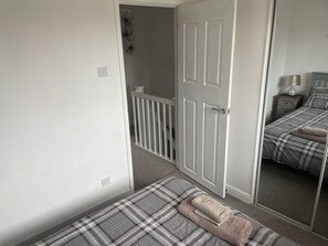 2 bedrooms, iron/ironing board, Internet, bed sheets